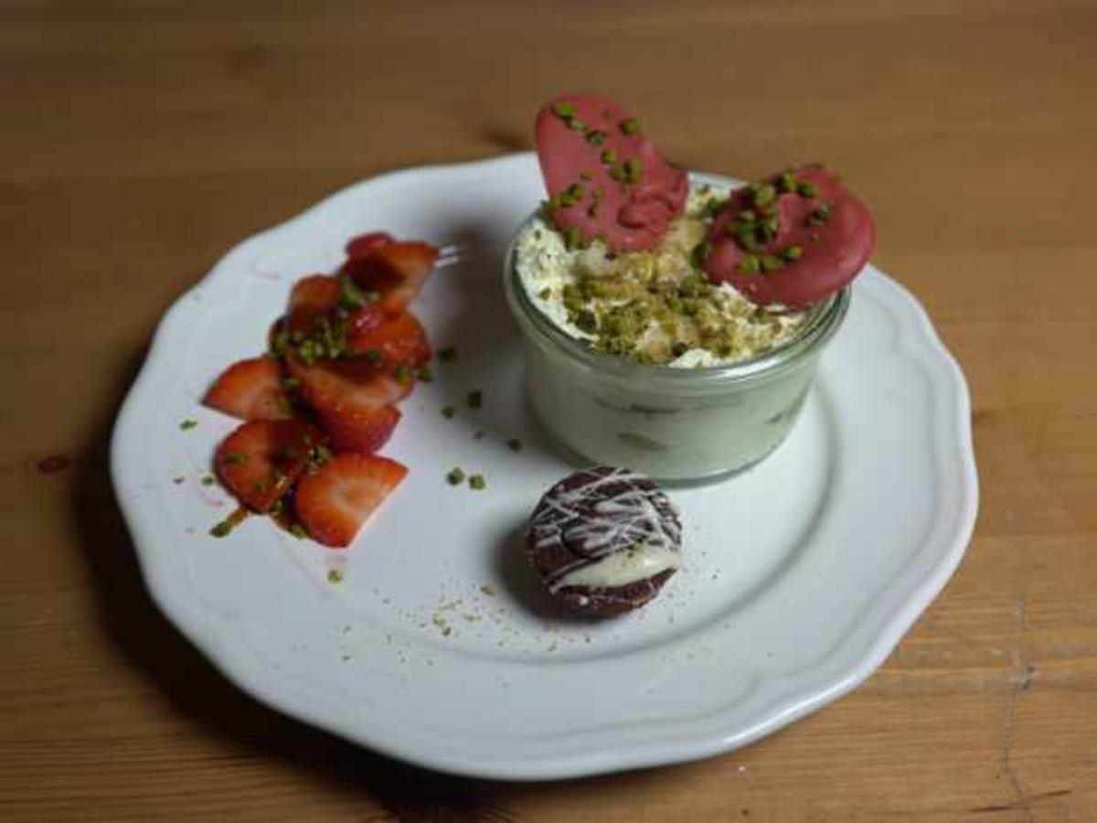 Pistazientiramisu mit Schoko-Chili Praline und Erdbeerencarpaccio