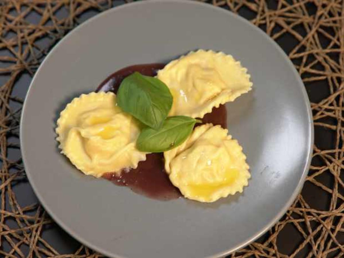 Ravioli gefüllt mit Garnelenfarce an Portwein-Cognac-Soße