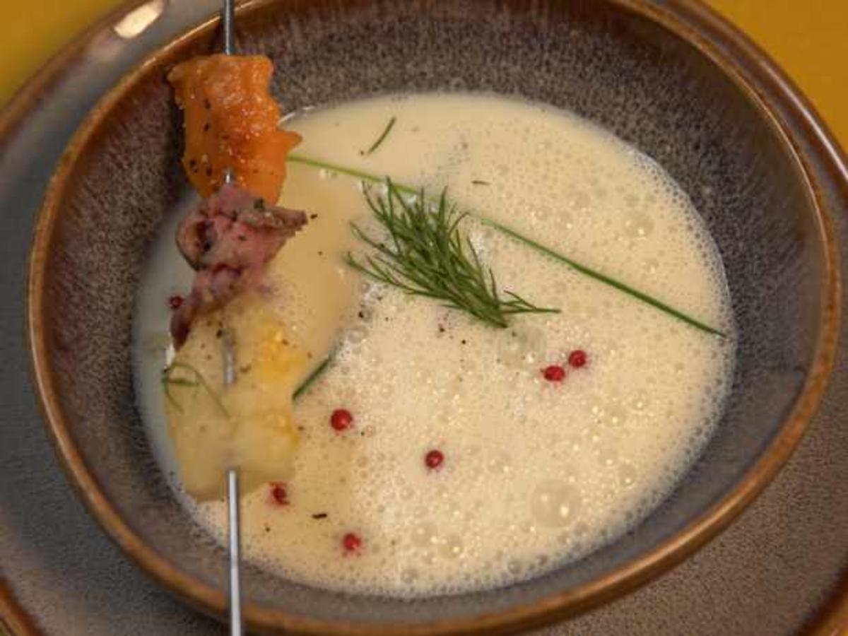 Kalte Gurkensuppe mit Fruchtspieß und Rinderfilet