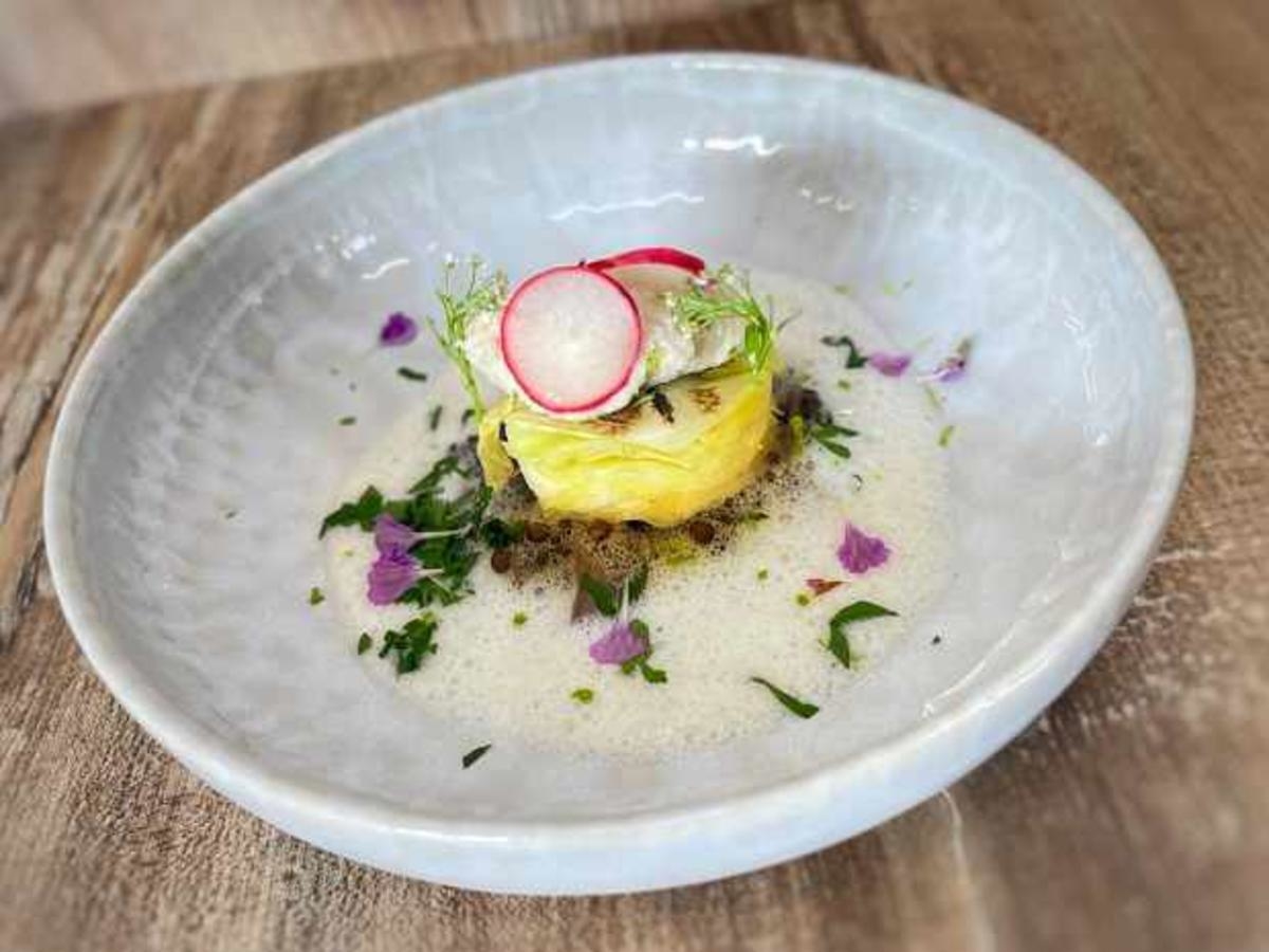 Spitzkohl mit Beluga-Linsen und Mandel-Hummus Vegan (Ralf Möller)