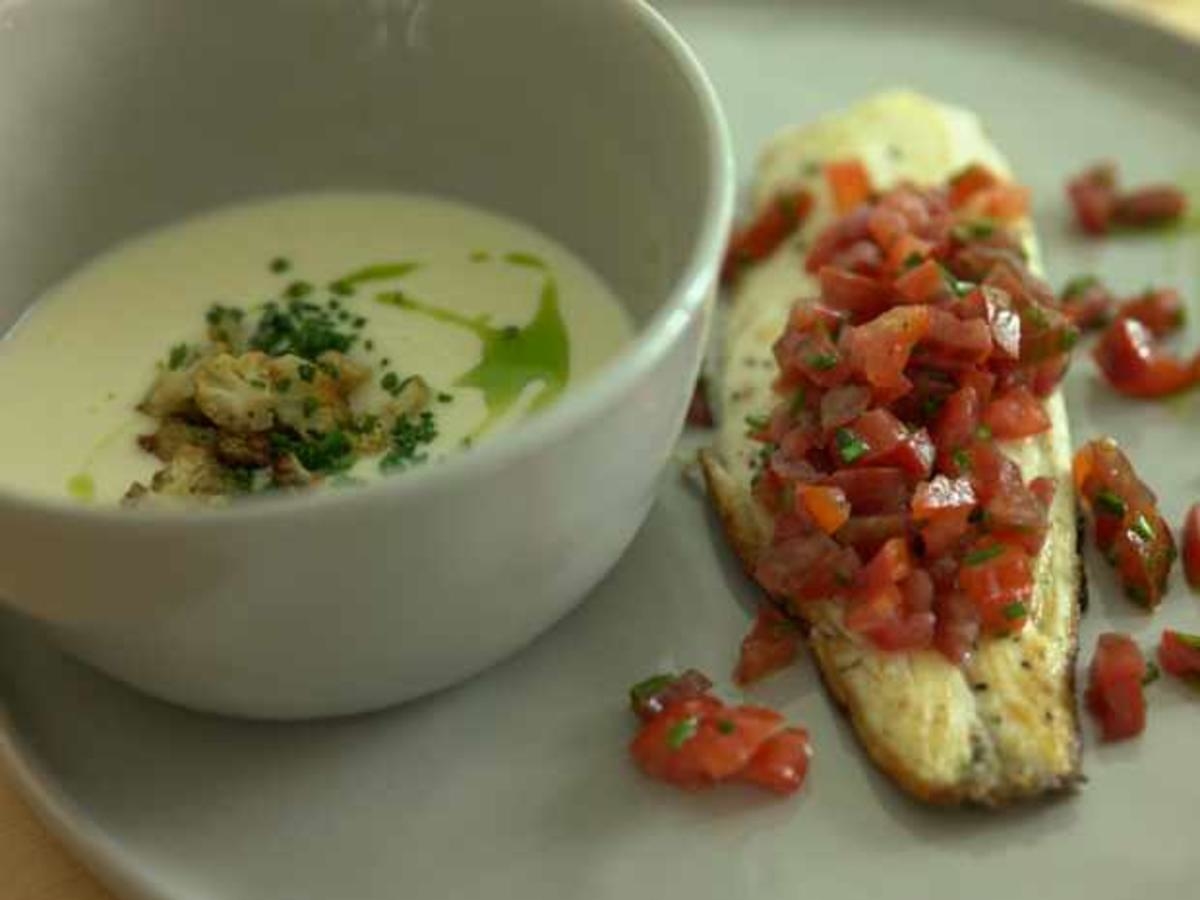 Wolfsbarsch mit Blumenkohlsuppe und Tomatentartar