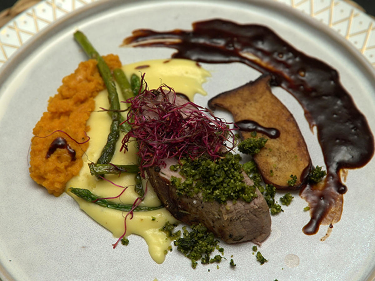 Filet mit Pistazien auf Kartoffel mit Portweinreduktion