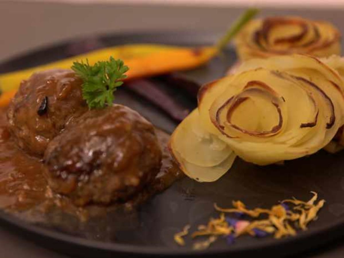 Bouletten mit Kartoffelrosen und bunten Möhren
