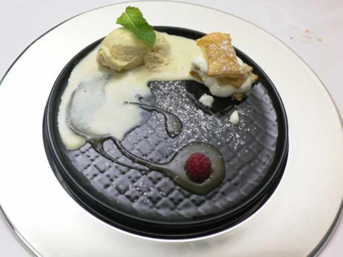Tonkabohnen-Eis mit Karamellsauce und Mascarponencreme