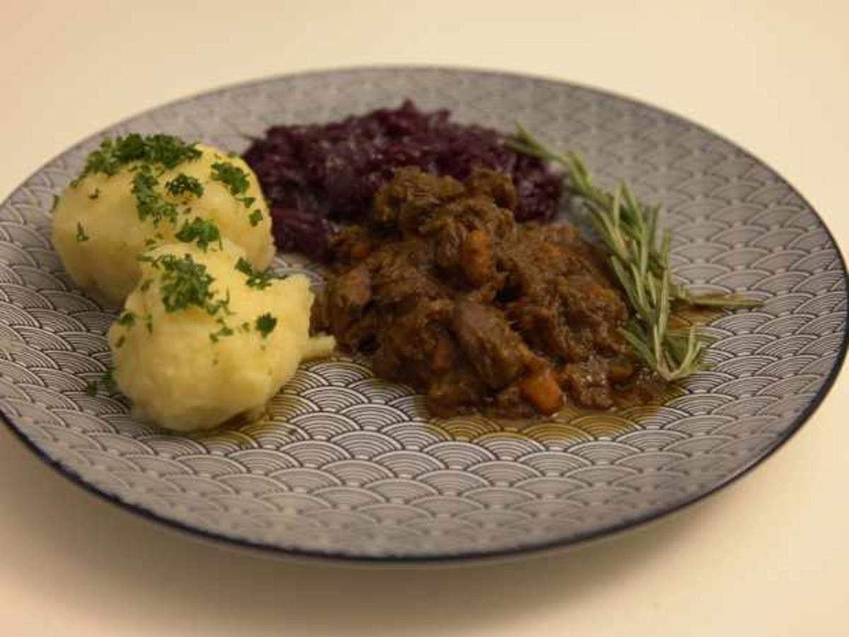 Rehgulasch mit Rotkohl und selbstgemachten Klößen