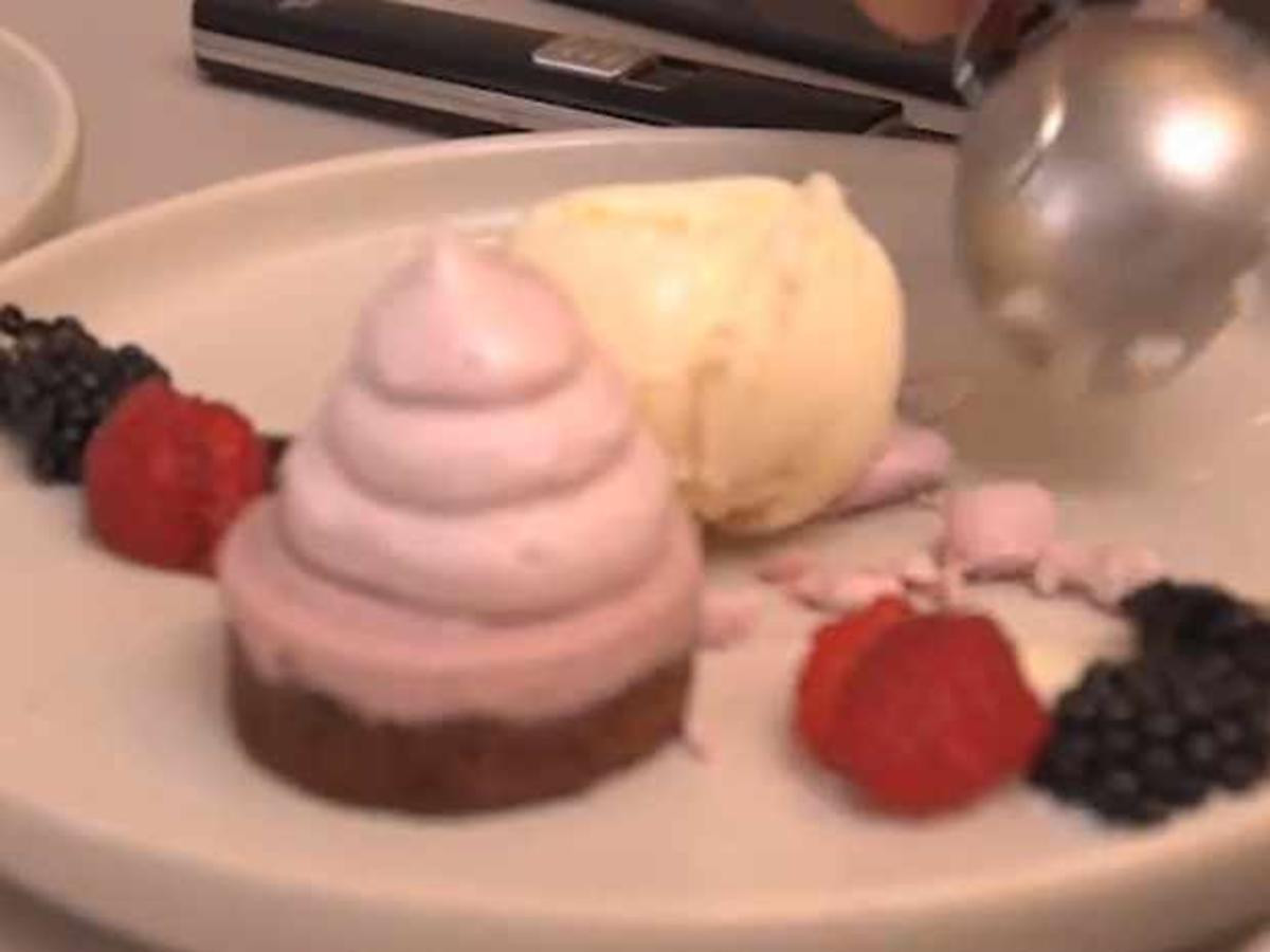 Brownie mit Brombeermousse und Tonkabohnen-Eis