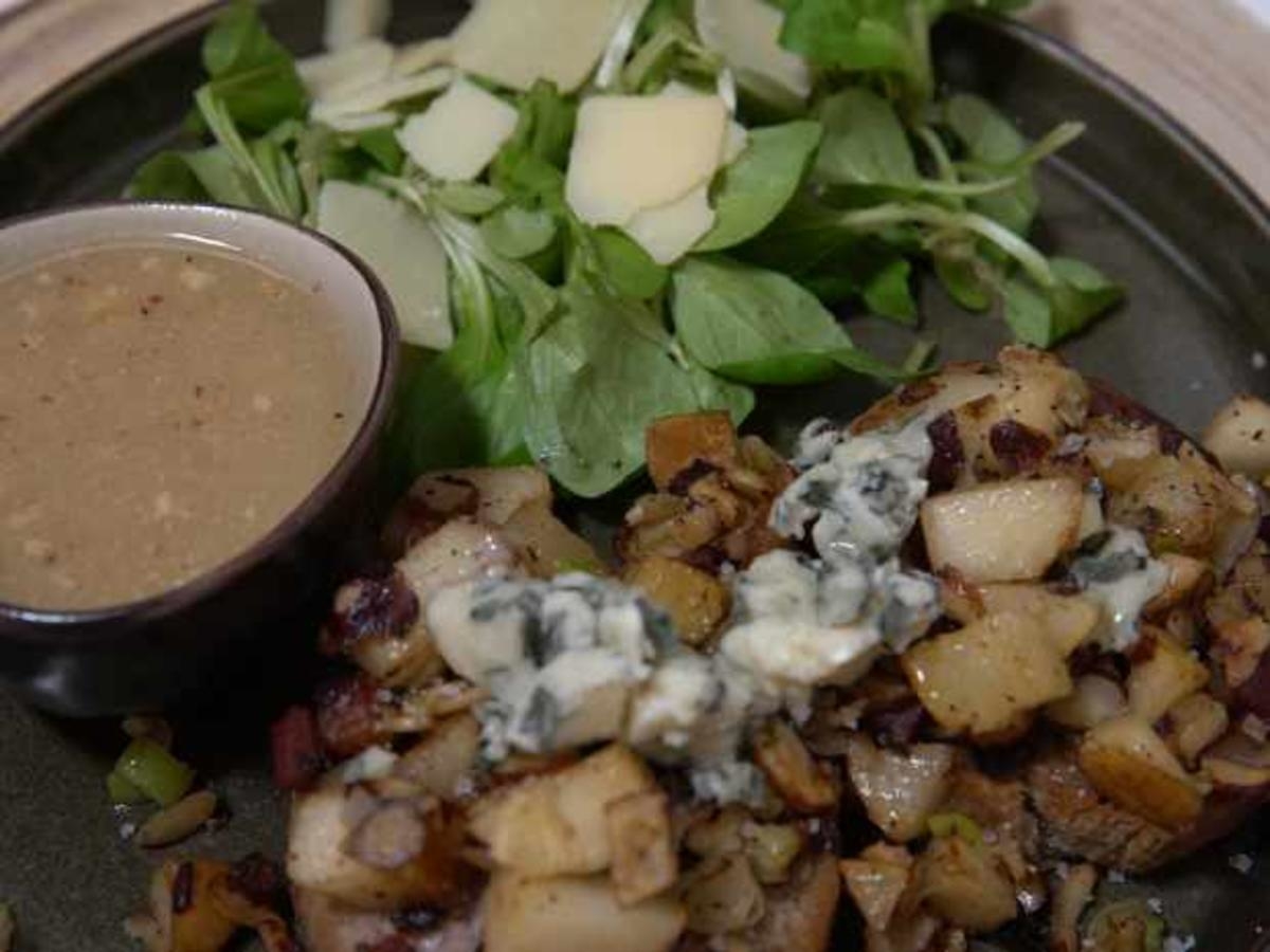 Birnen-Nuss-Crostini an Feldsalat mit Walnussvinaigrette