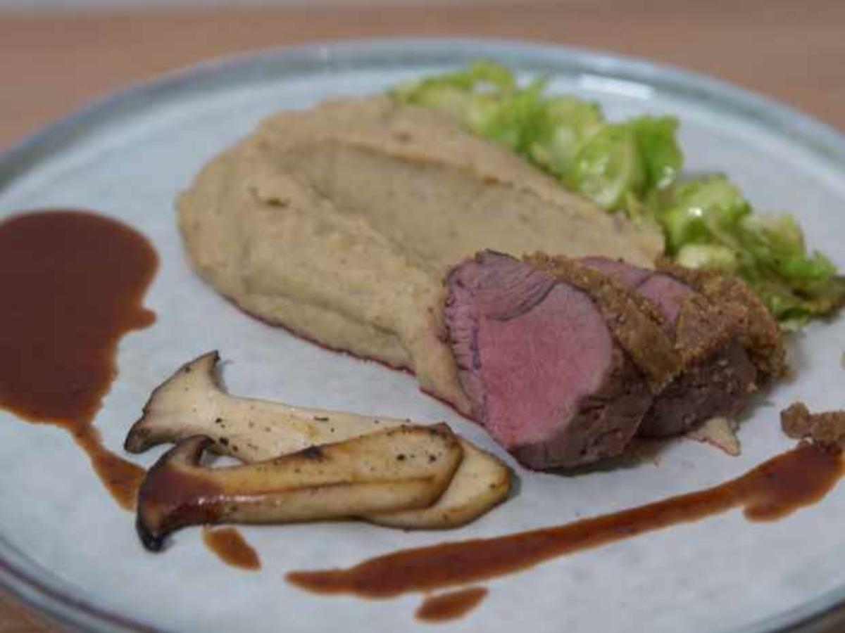 Rehrücken mit Pistazienkruste, Kartoffel-Maronen-Püree und Kräuterseitlingen