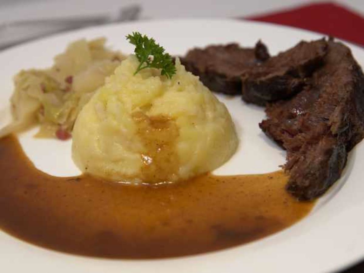 Geschmorte Ochsenbäckchen mit Kartoffelselleriestampf und Spitzkohl