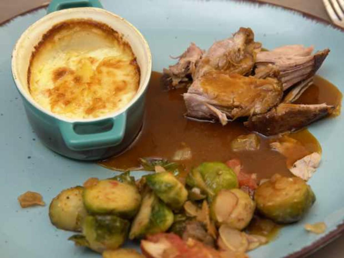 Schweinebraten mit Kartoffelgratin und Rosenkohl