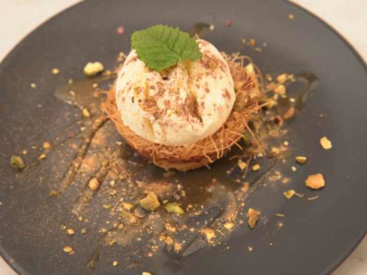 Knafeh mit Vanille-Eis