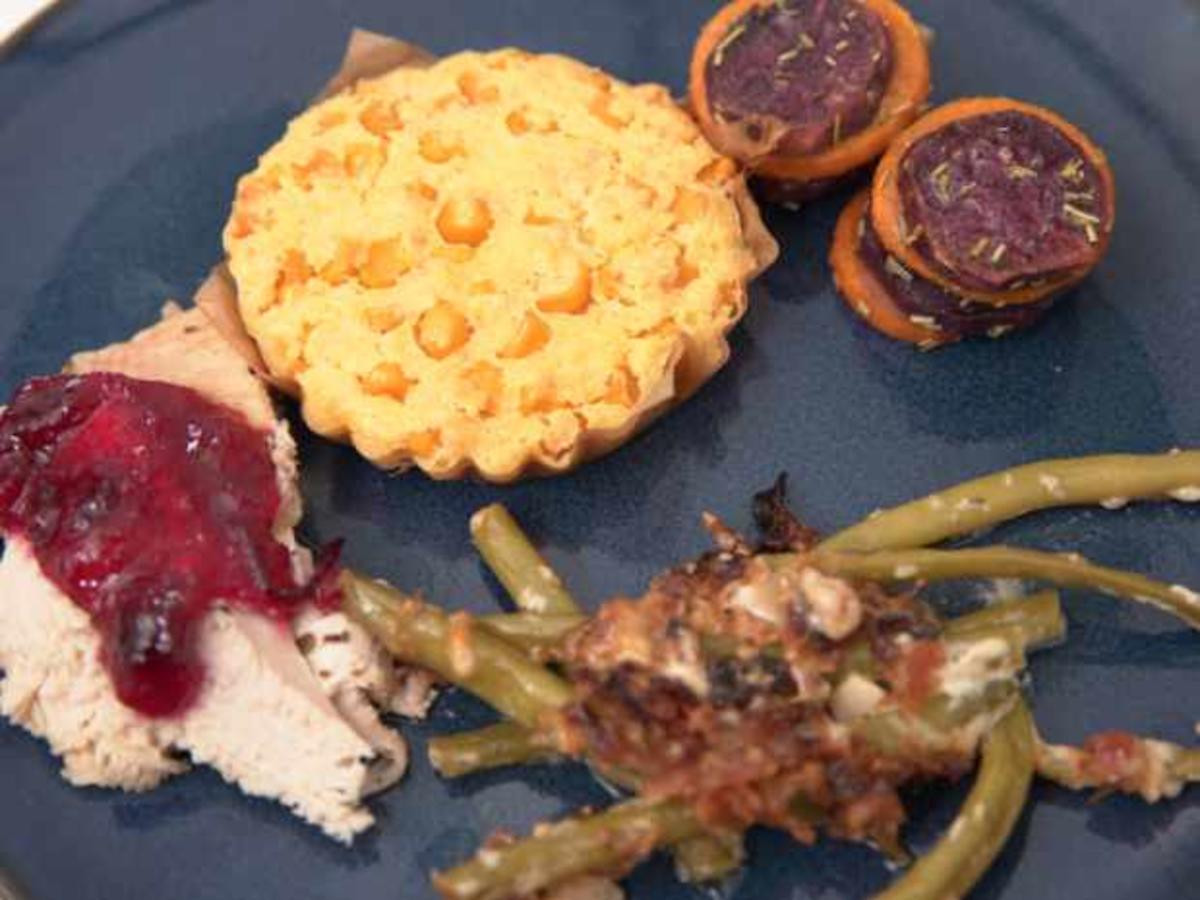 Truthahn-Braten mit Süßkartoffelstapel und Mais-Auflauf