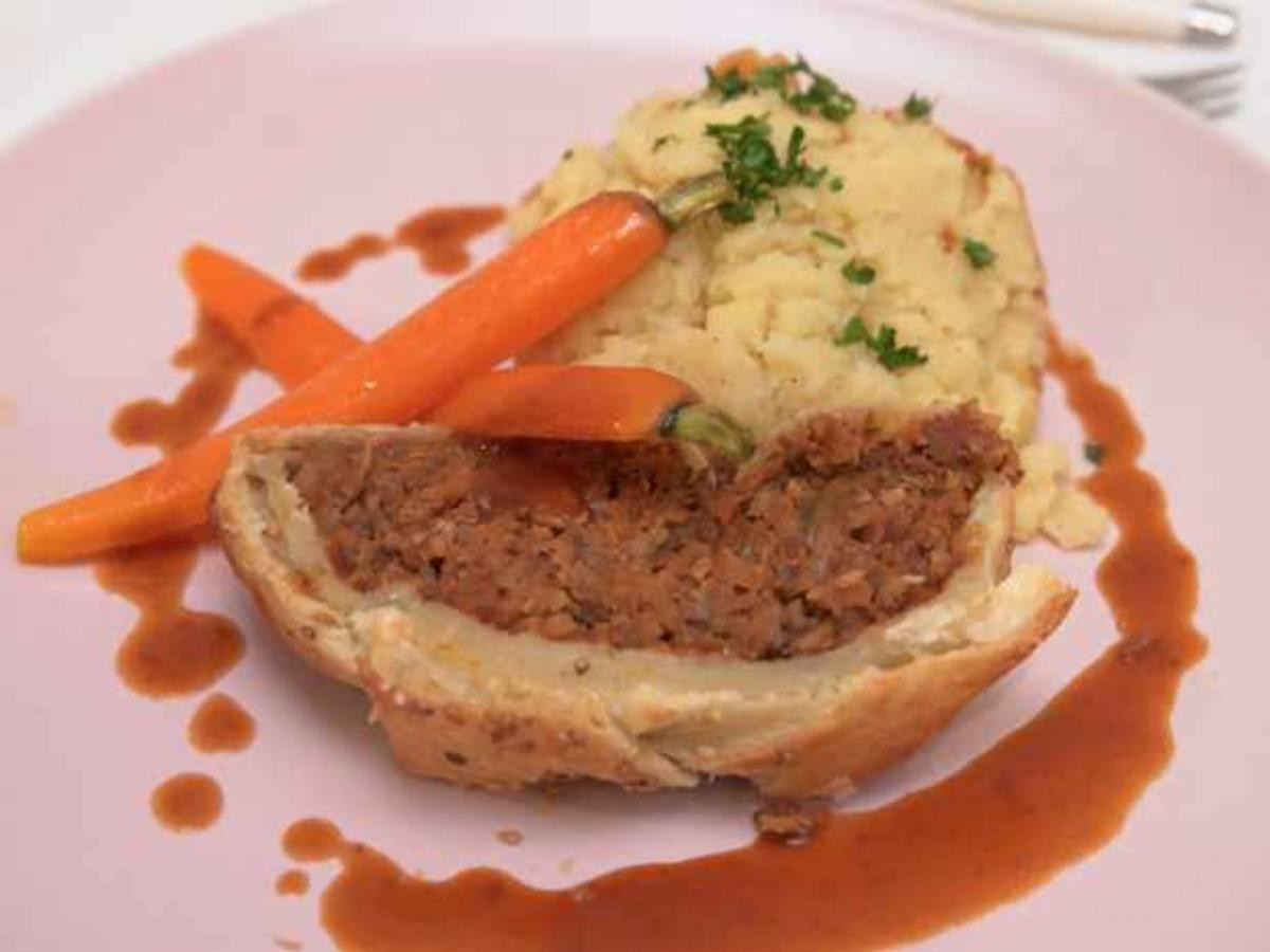 Veganer Braten mit Rotweinsoße und Kartoffelstampf