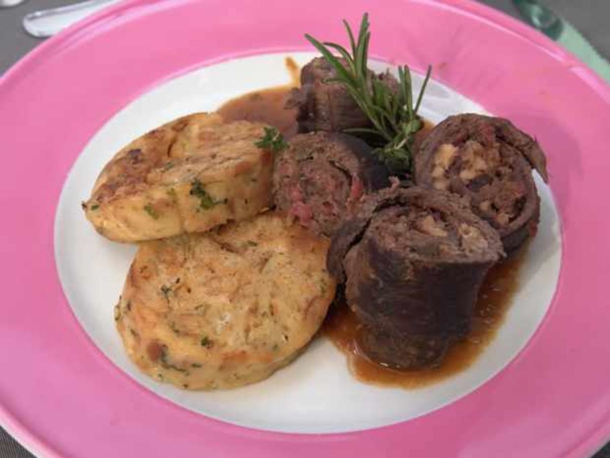 Gefüllte Hirschrouladen mit Preiselbeer-Rotkohl und Semmelknödel