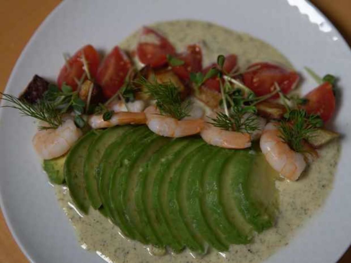 Salat aus Datteltomaten, Avocado, Kartoffeln und Garnelen auf Estragon-Dressing