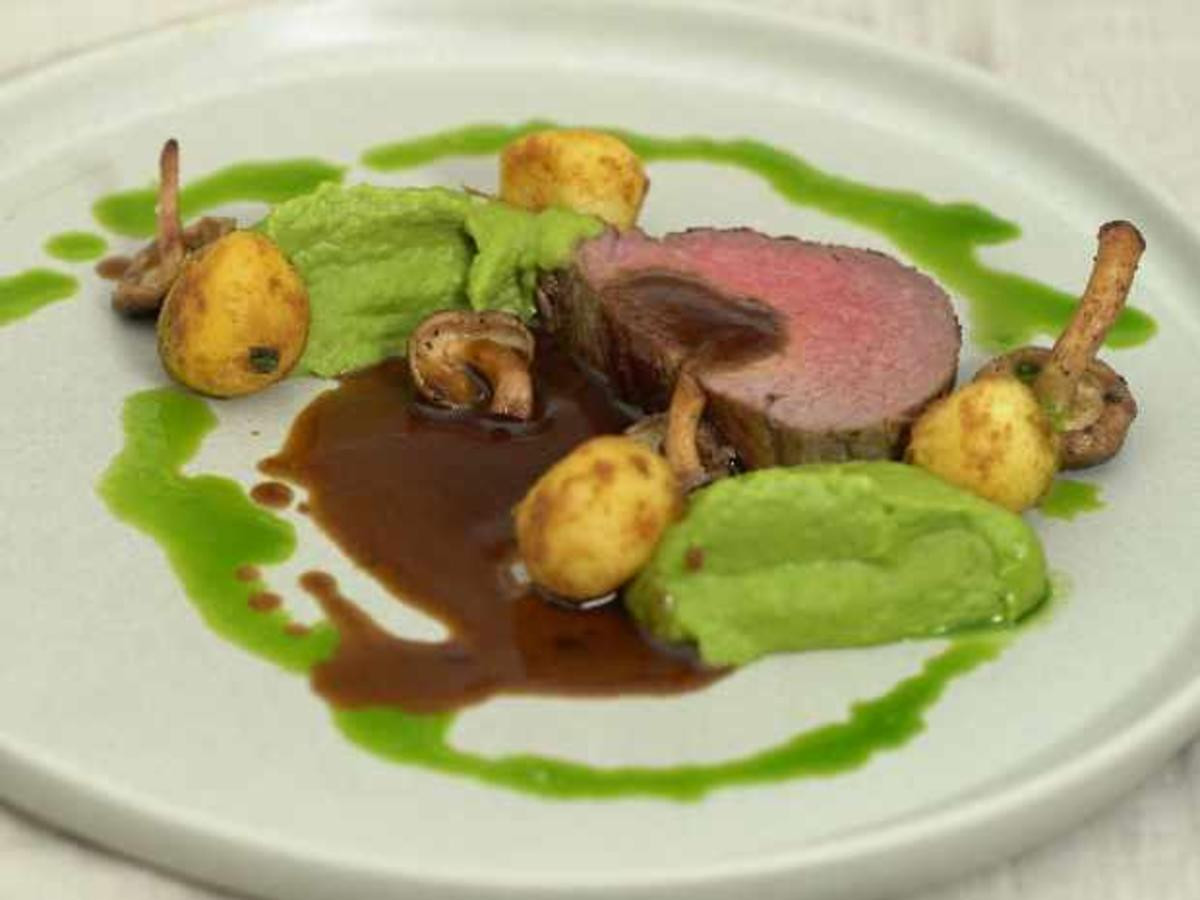 Rinderfilet mit Erbsenpüree und Pariser Kartoffeln