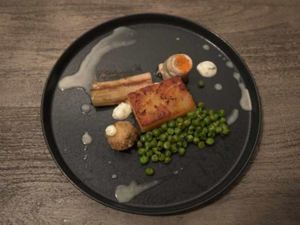 Kartoffel mit Forellenbällchen, dazu Erbsen und Lauch mit Meerrettichmayonnaise