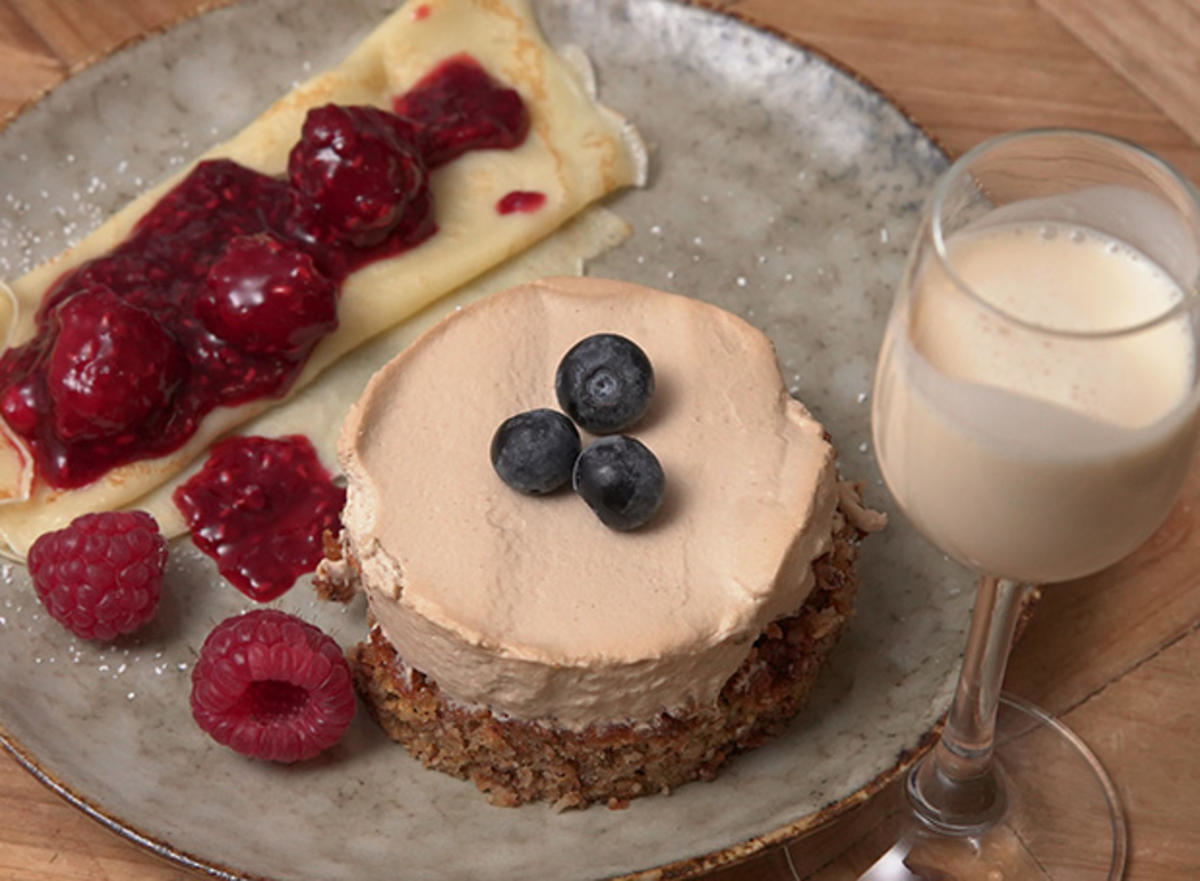 Cappuccino-Torte, dazu Crêpes mit Beeren