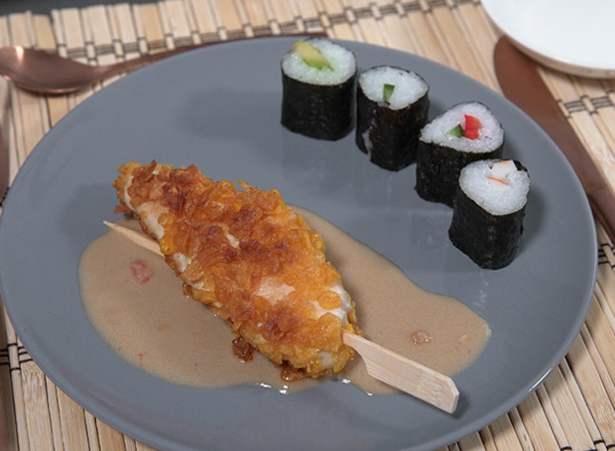 Reisrolle mit Chicken Fingers und Erdnusssoße