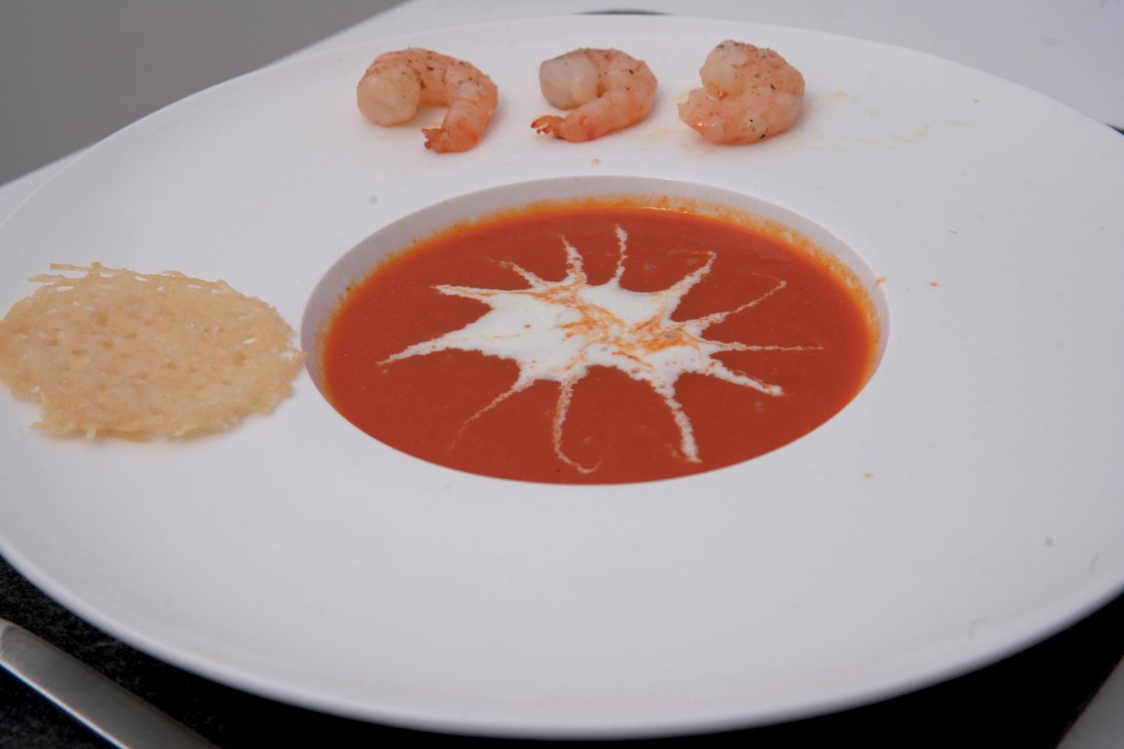 Paprikasuppe mit Parmesanchip und Garnelen