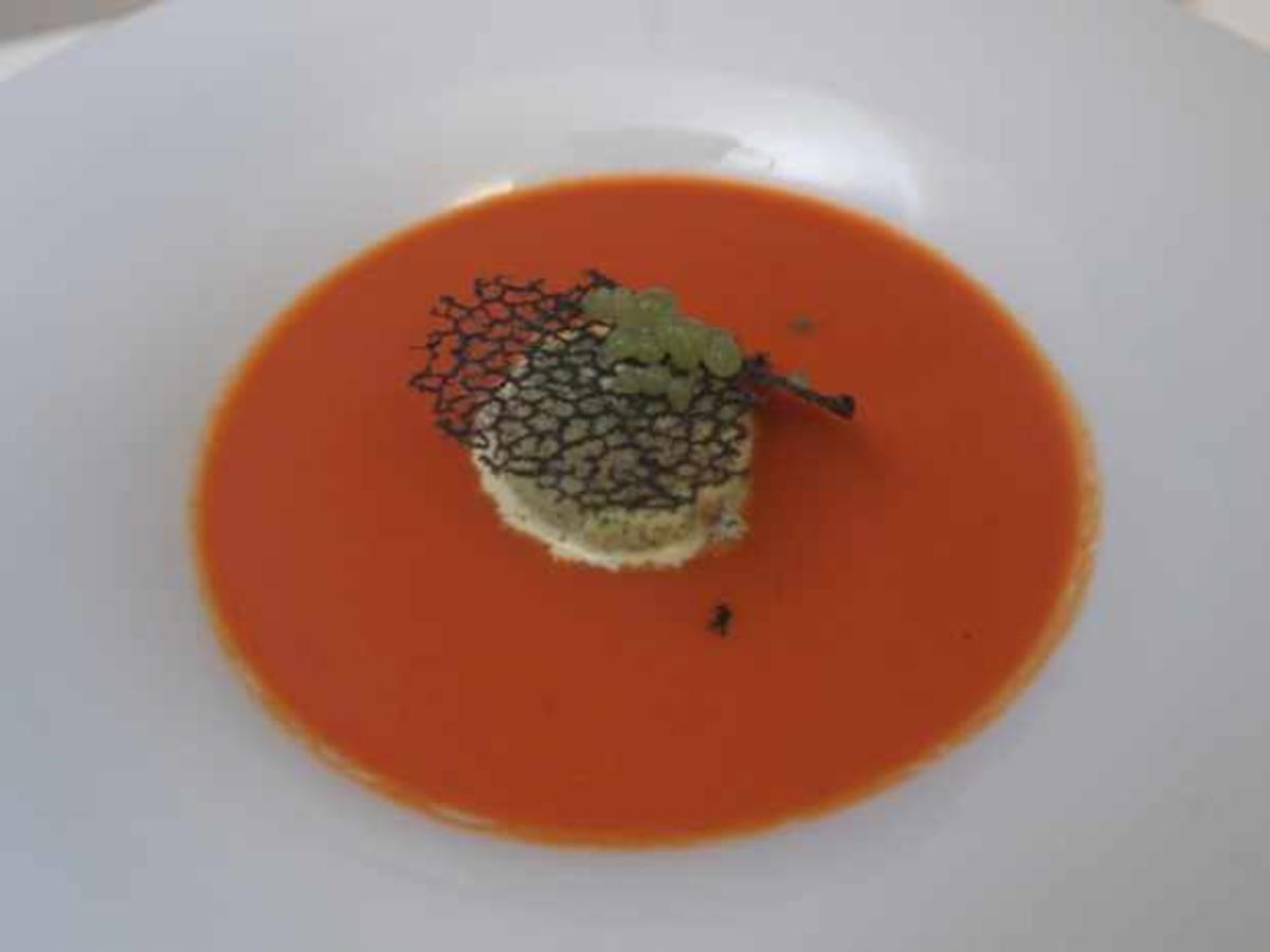 Tomatensuppe mit Basilikumparfait