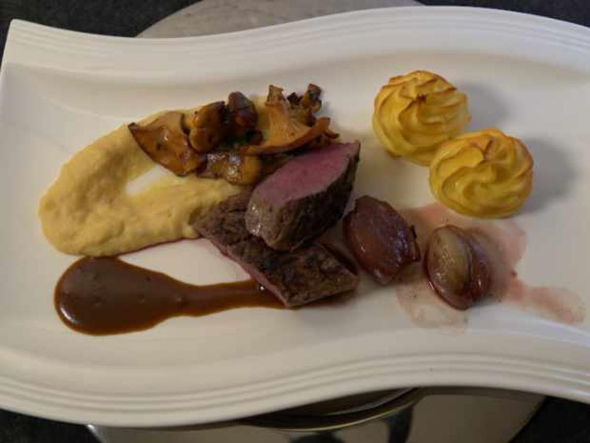 Rehrücken mit Herzoginkartoffeln und Rübenmus