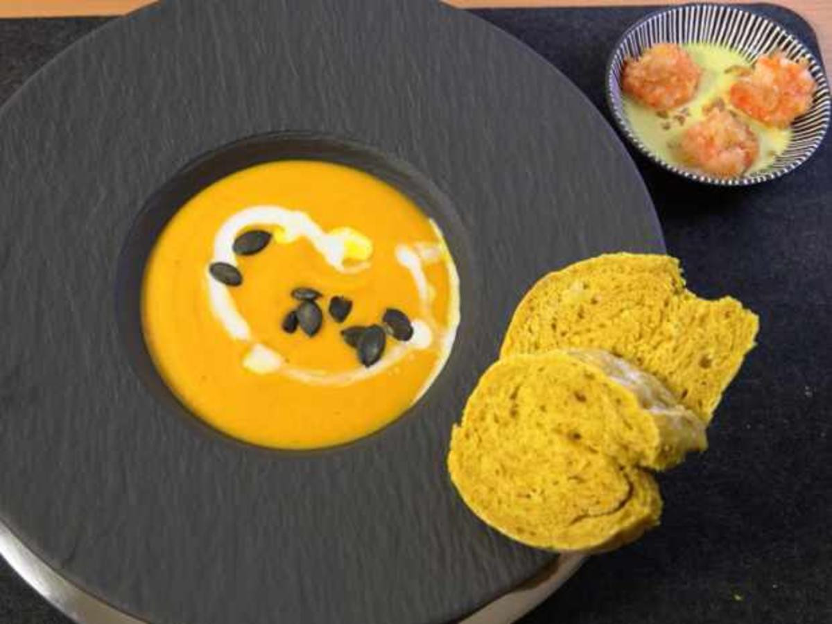Kürbiscremesuppe mit Garnelen und süß-scharfer Currysauce