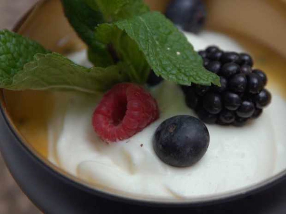 Passion Fruit Creme, dazu dreierlei Frucht
