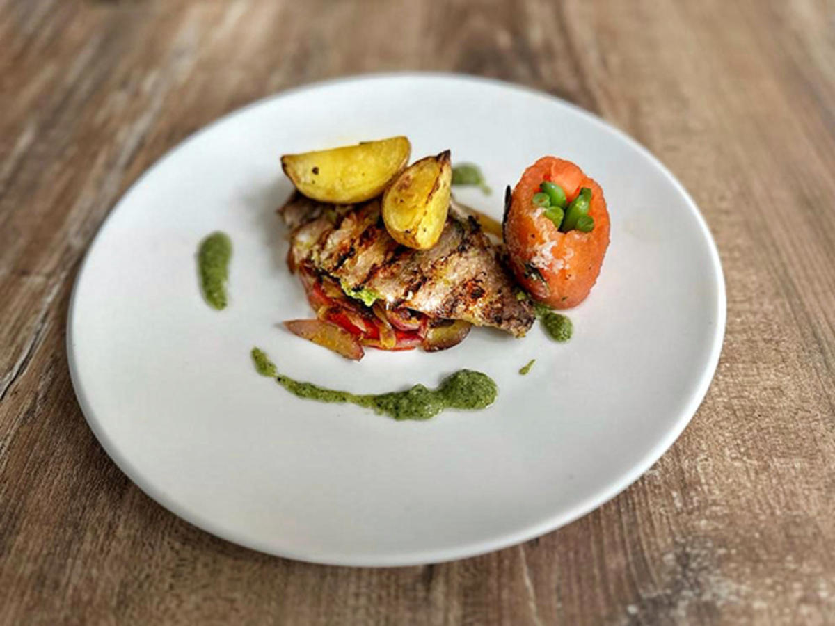 Tilapia mit senegalesischer Zwiebelsauce (Djamila Rowe und Papis Loveday)