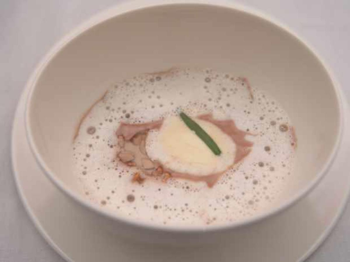 Zwiebelsuppe und Zwiebelpüree mit Mandel