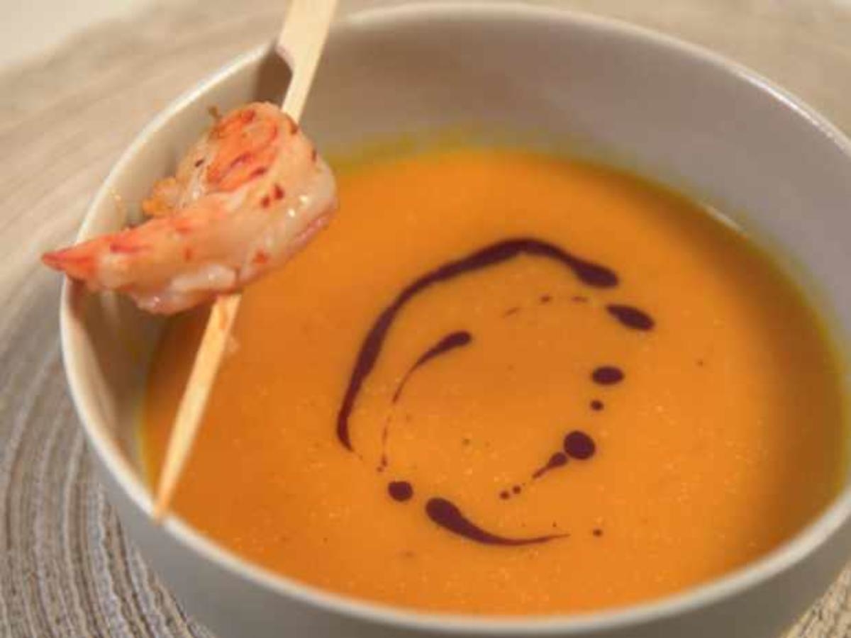 Kürbis-Möhren-Ingwer-Suppe mit Garnelenspieß