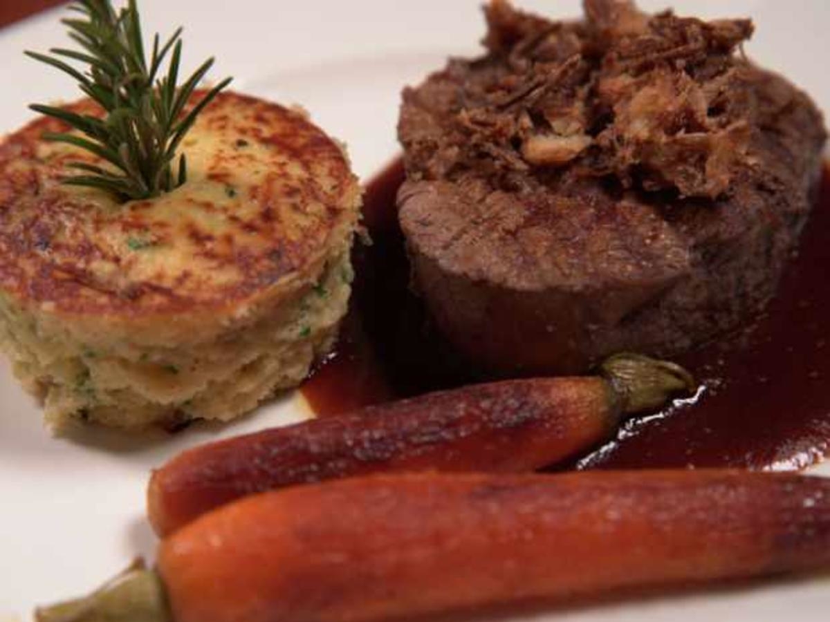 Ochsenfilet mit Kartoffelsoufflé und Zwiebelringen