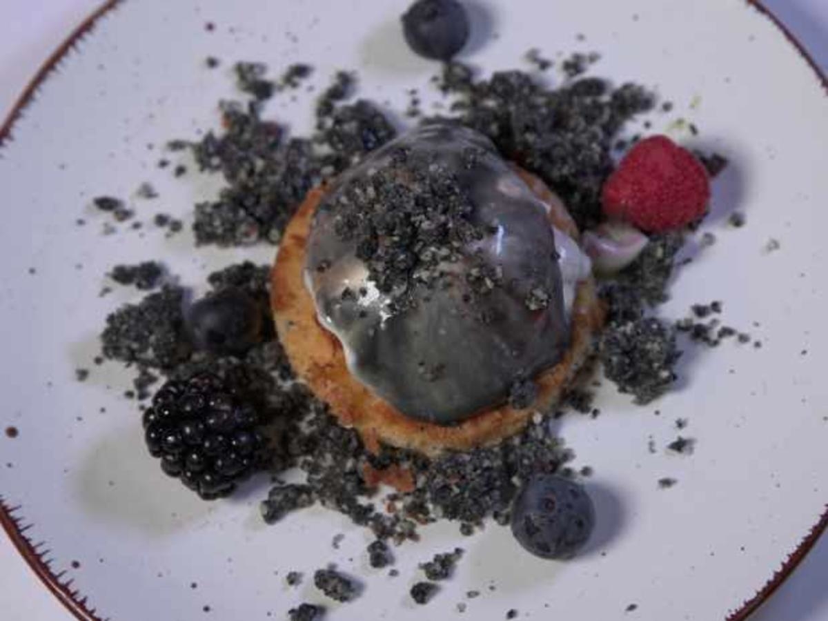 Brownie mit Fruchtpüree und Schokomousse