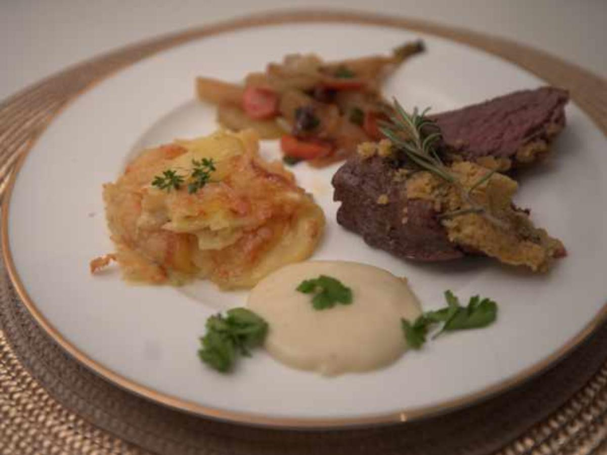 Rinderfilet unter Kräuterkruste mit Kartoffelgratin und Gemüse