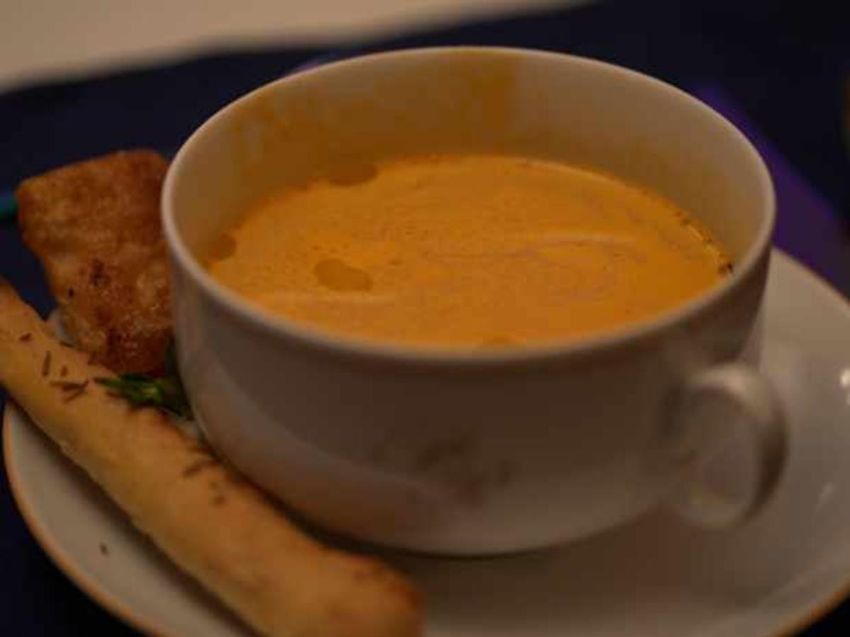 Weiße Tomatensuppe mit Currypraline und Brotstick