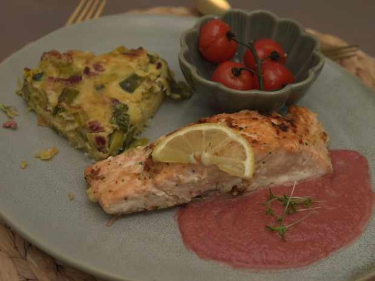 Quiche Lorraine mit Lachs, Ofentomaten und Rote Beete Soße