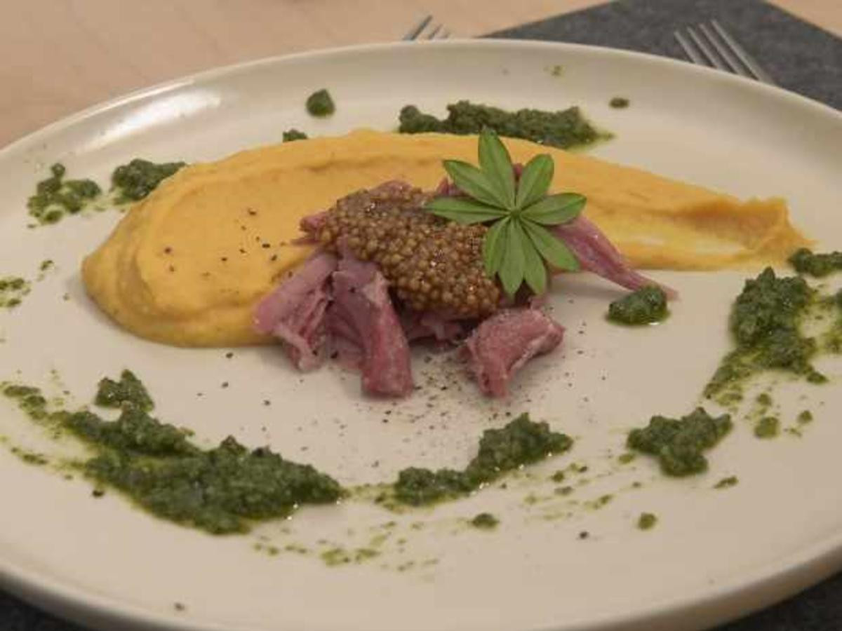 Eisbein mit Erbsenpüree, Senfkaviar und Brennnessel-Pesto