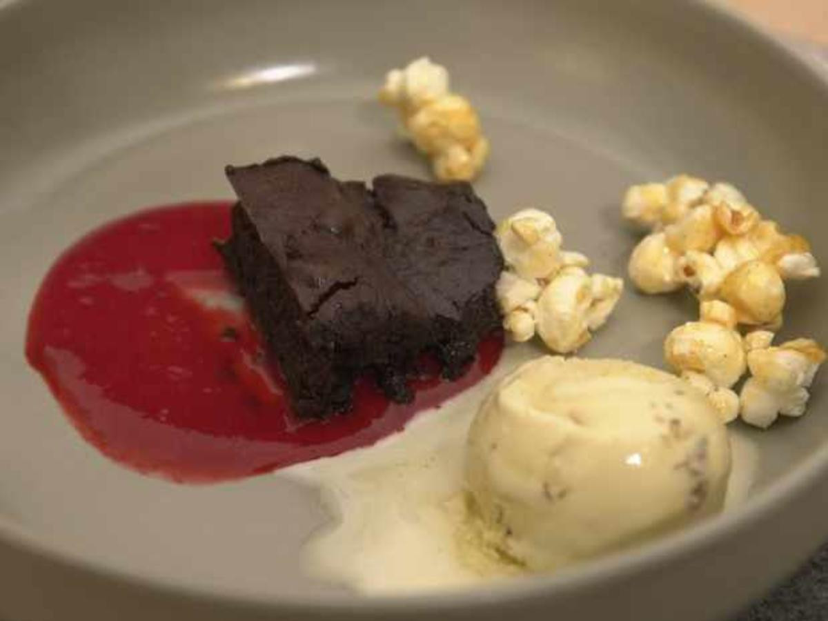 Salzbrezelbrownie mit Popcorn und Tonkabohneneis