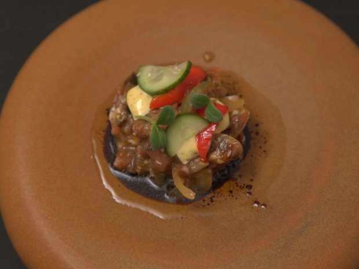 Tomatentatar mit grüner Pfeffer-Mayo und gebratener Spitzpaprika