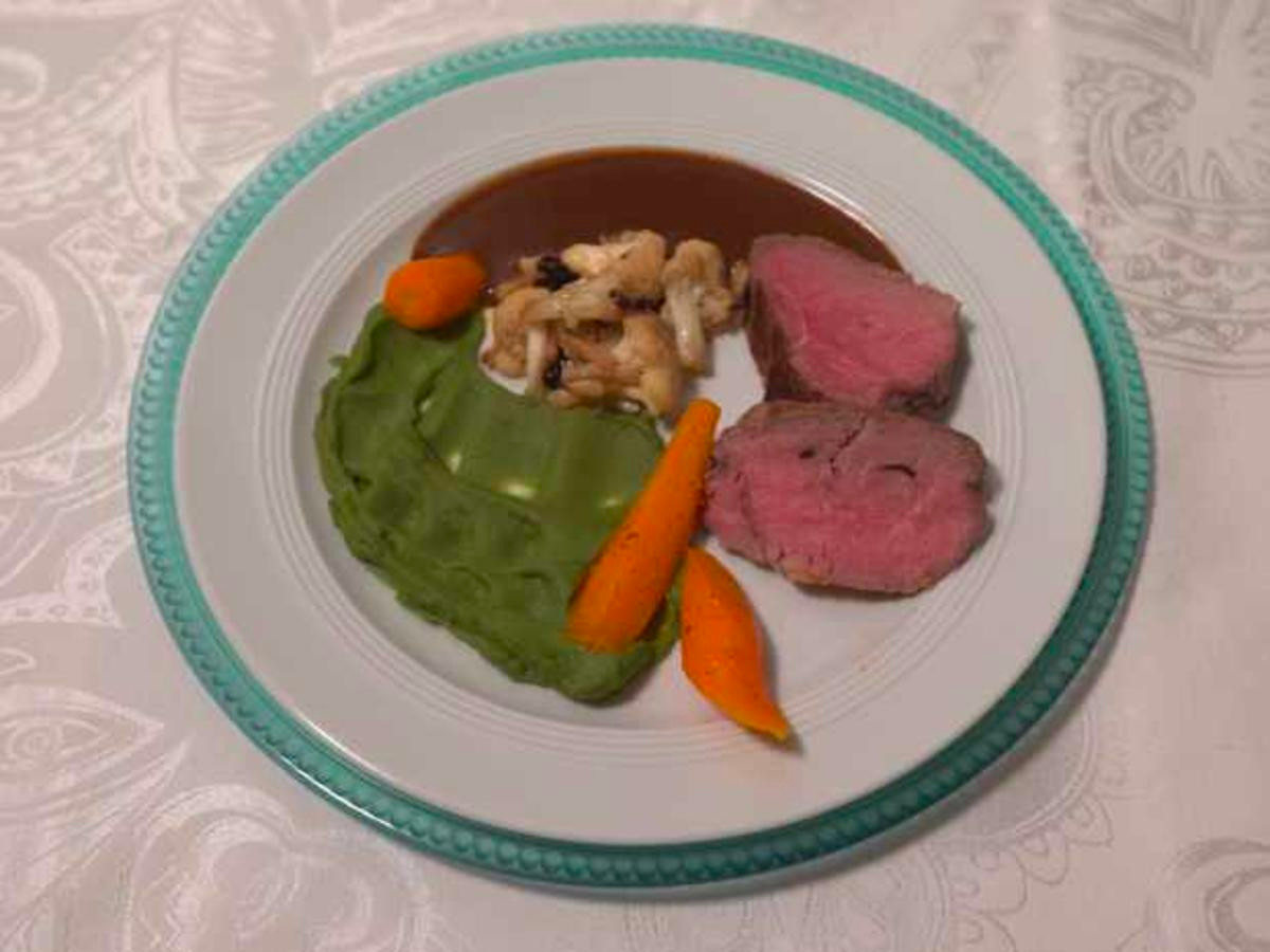 Kalbsfilet mit Erbsenpüree, Vanillekarotten und Blumenkohl