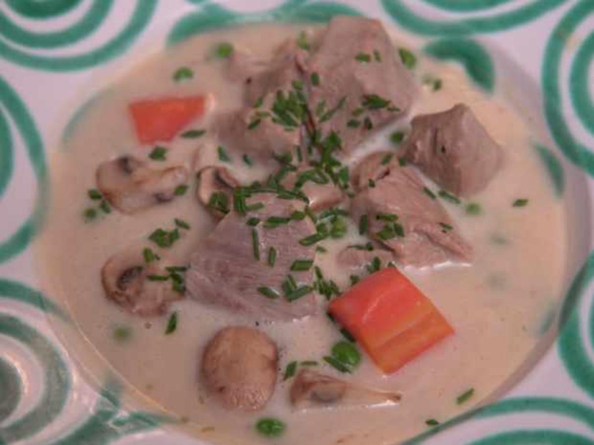 Kalbsragout mit Gemüse und Baguette