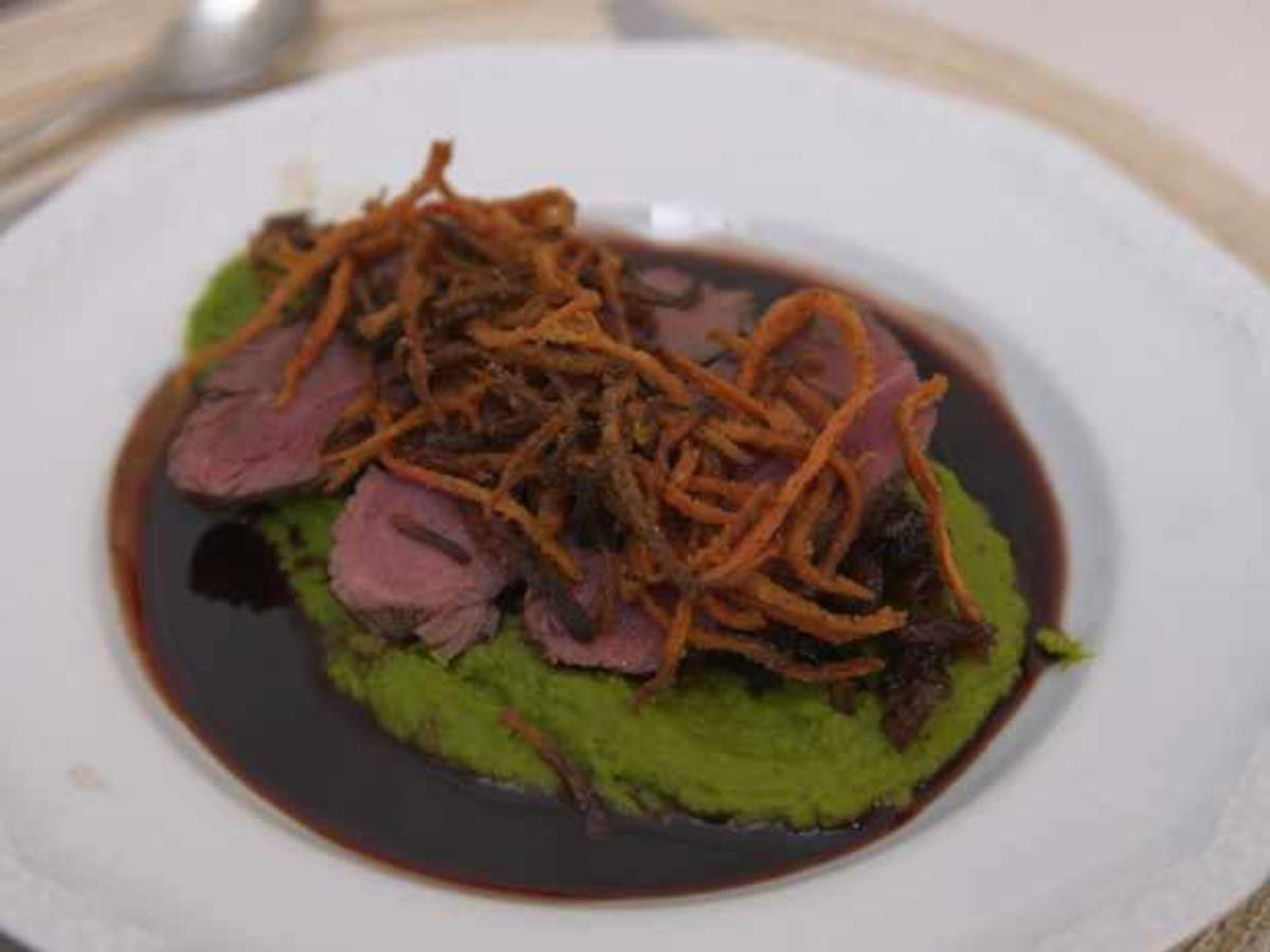 Straußenfilet mit Erbsenpüree und karamellisierten Rotweinzwiebeln