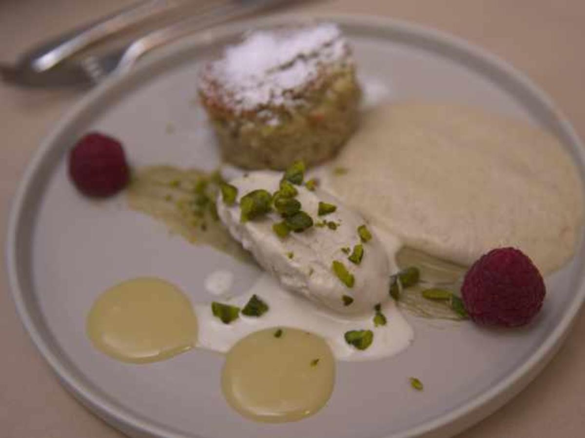 Tonkabohnen-Eis an Zucchiniküchlein mit Pistaziencreme