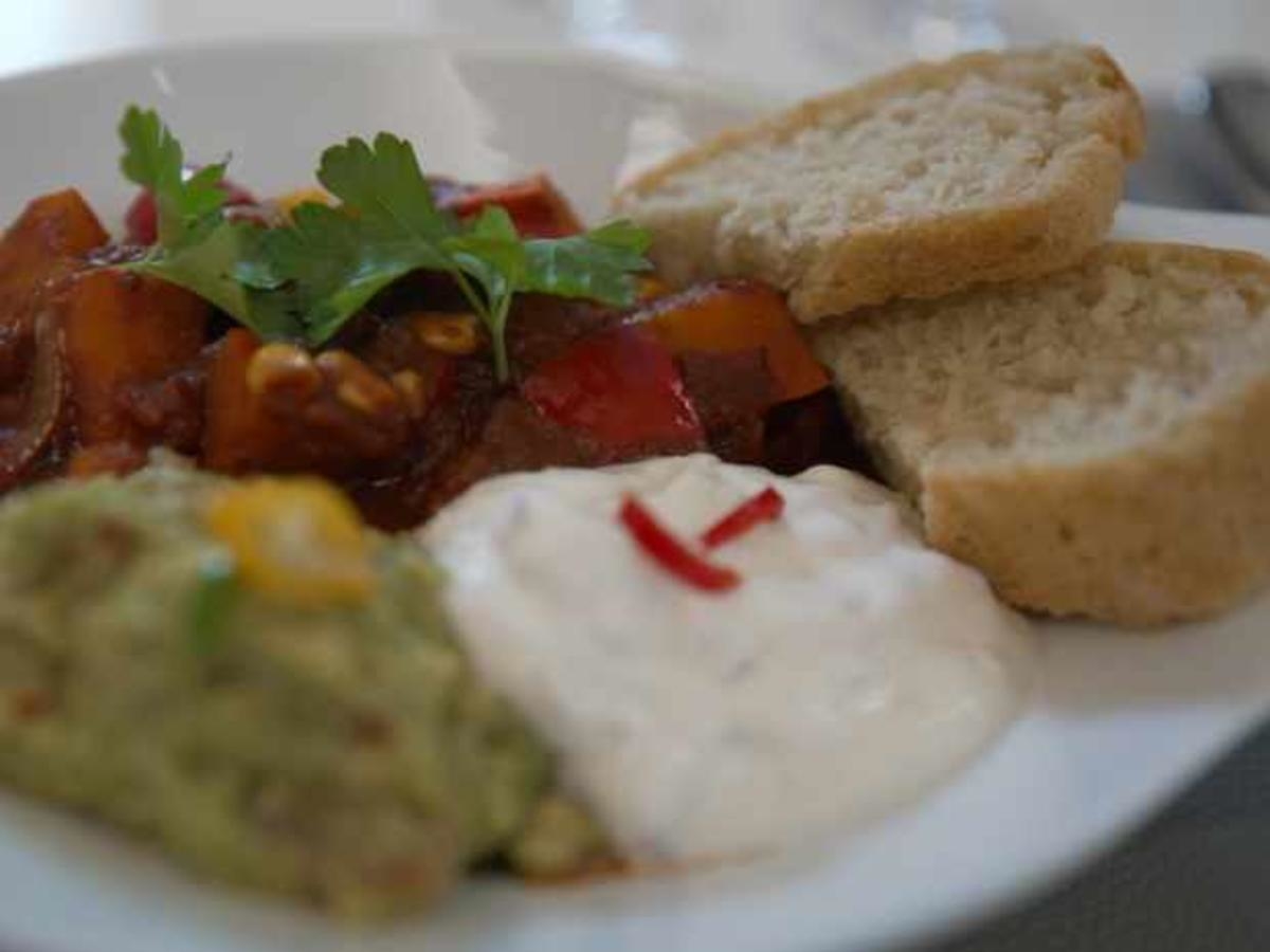 Pumpkin-Chili mit Guacamole, Sour Cream und Brot