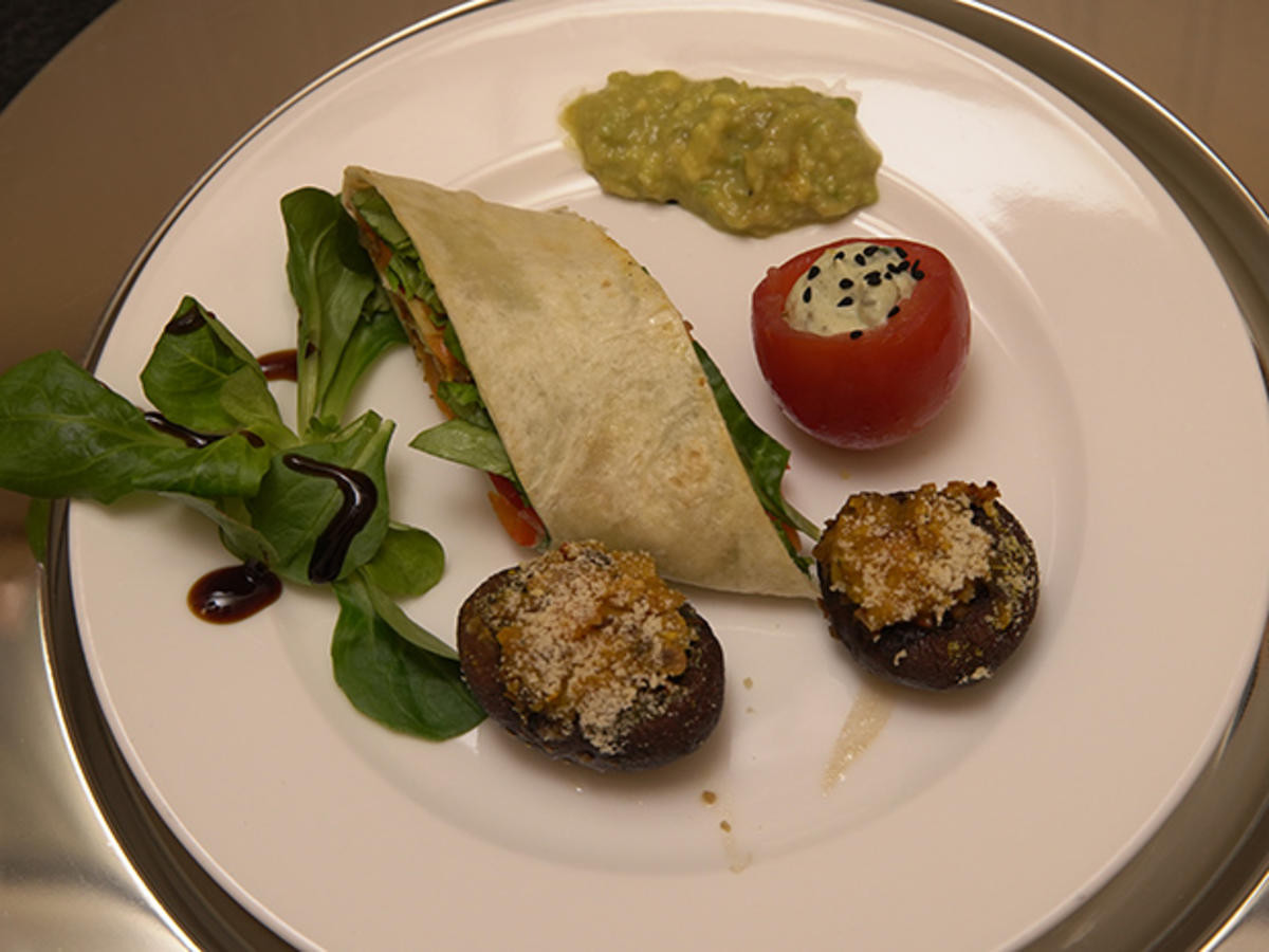 Gefüllte Tomaten und Champignons, dazu Wraps