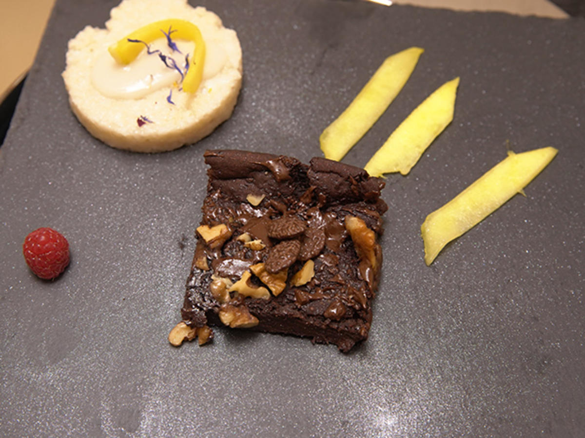 Veganer Brownie und Klebreis mit Kokos-Sauce