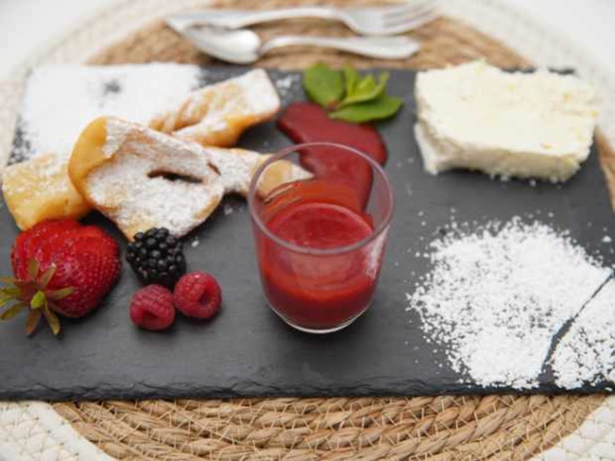 Schmalzgebäck mit Parfait und Erdbeerpüree