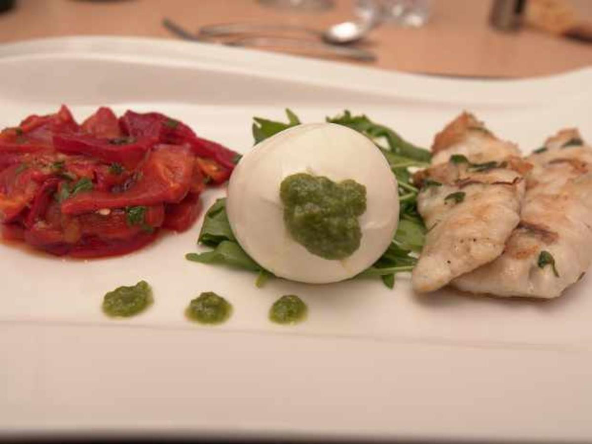 Dorade im Kräuter-Lardo-Mantel, lauwarmes Paprika-Gemüse und Burrata