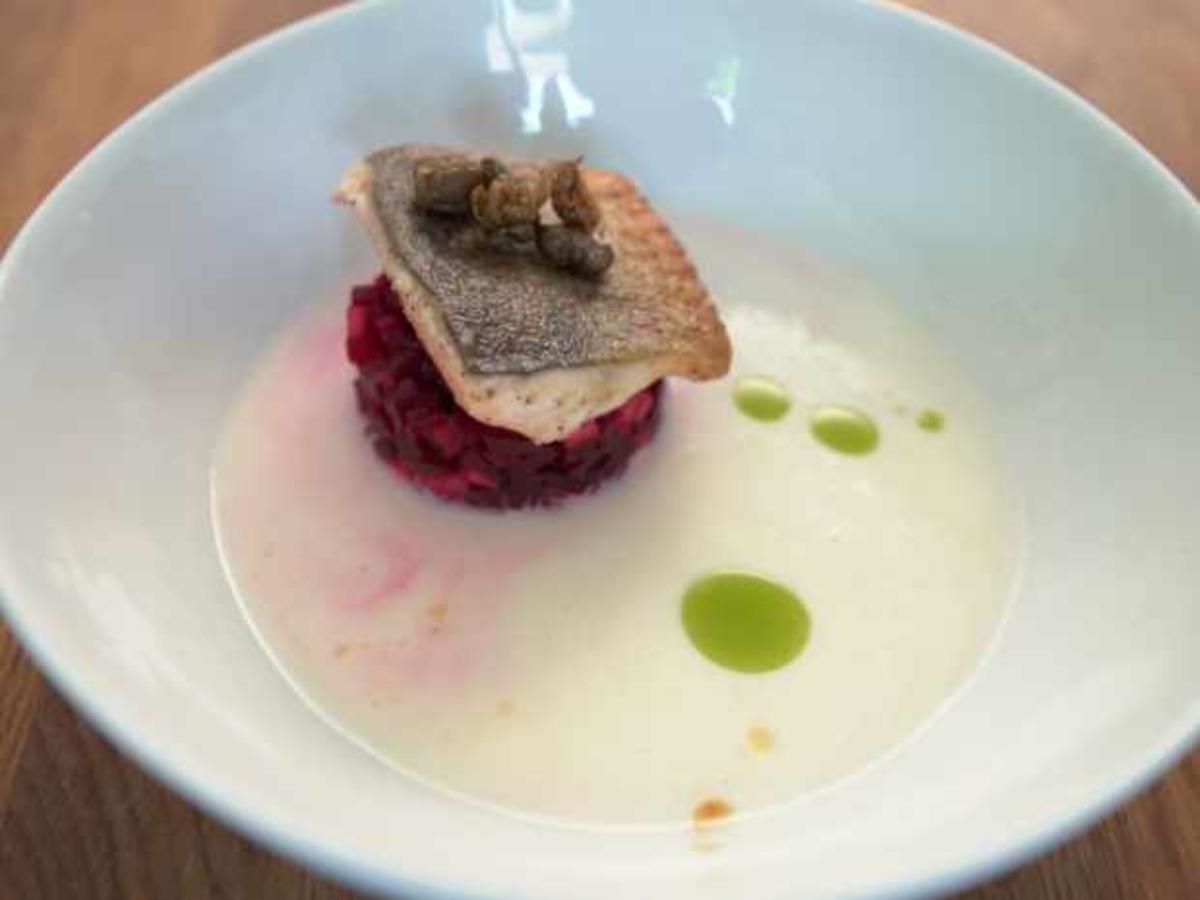Rote-Bete-Apfel-Tatar mit Saibling und Buttermilch-Petersiliensud