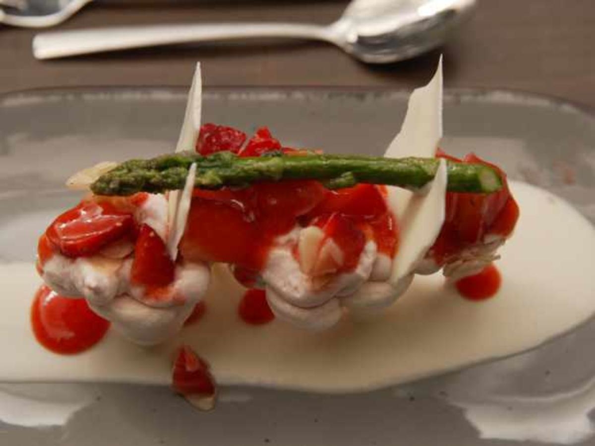 Baiser mit Erdbeermandelsalat und grüner Spargelspitze
